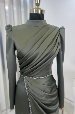 Robe de soirée en satin Nare avec devant drapé, détails de bande de pierres, modèle crayon - Kaki - 3