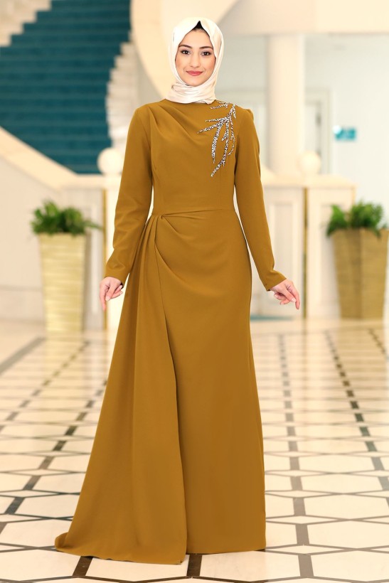 Rabeysa - Taş Baskı Detaylı Pelerin Kuyruklu Krep Adel Abiye Elbise - Yağ Yeşili